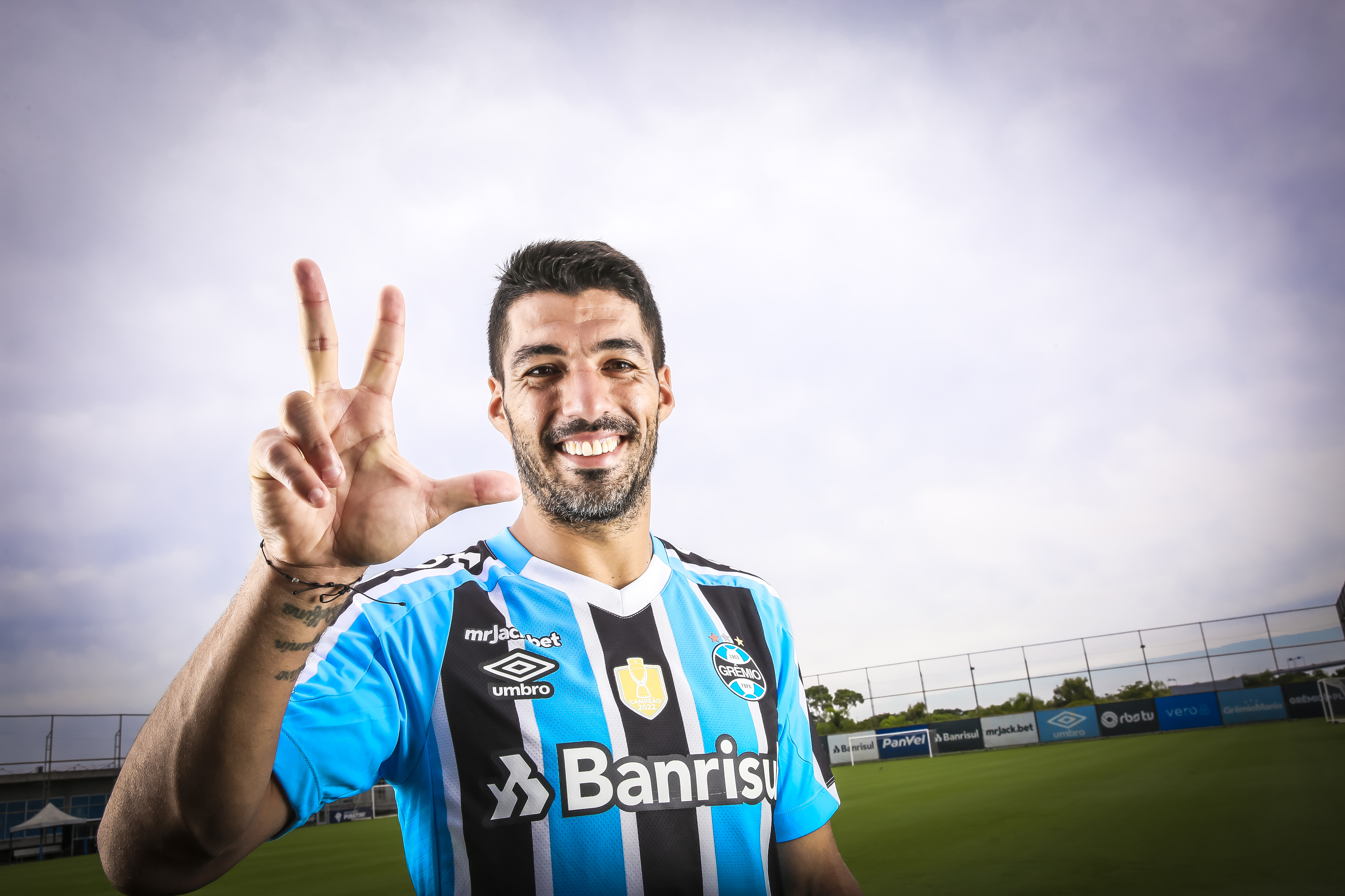 Dirigente do Grêmio nega risco de aposentadoria imediata de Suárez