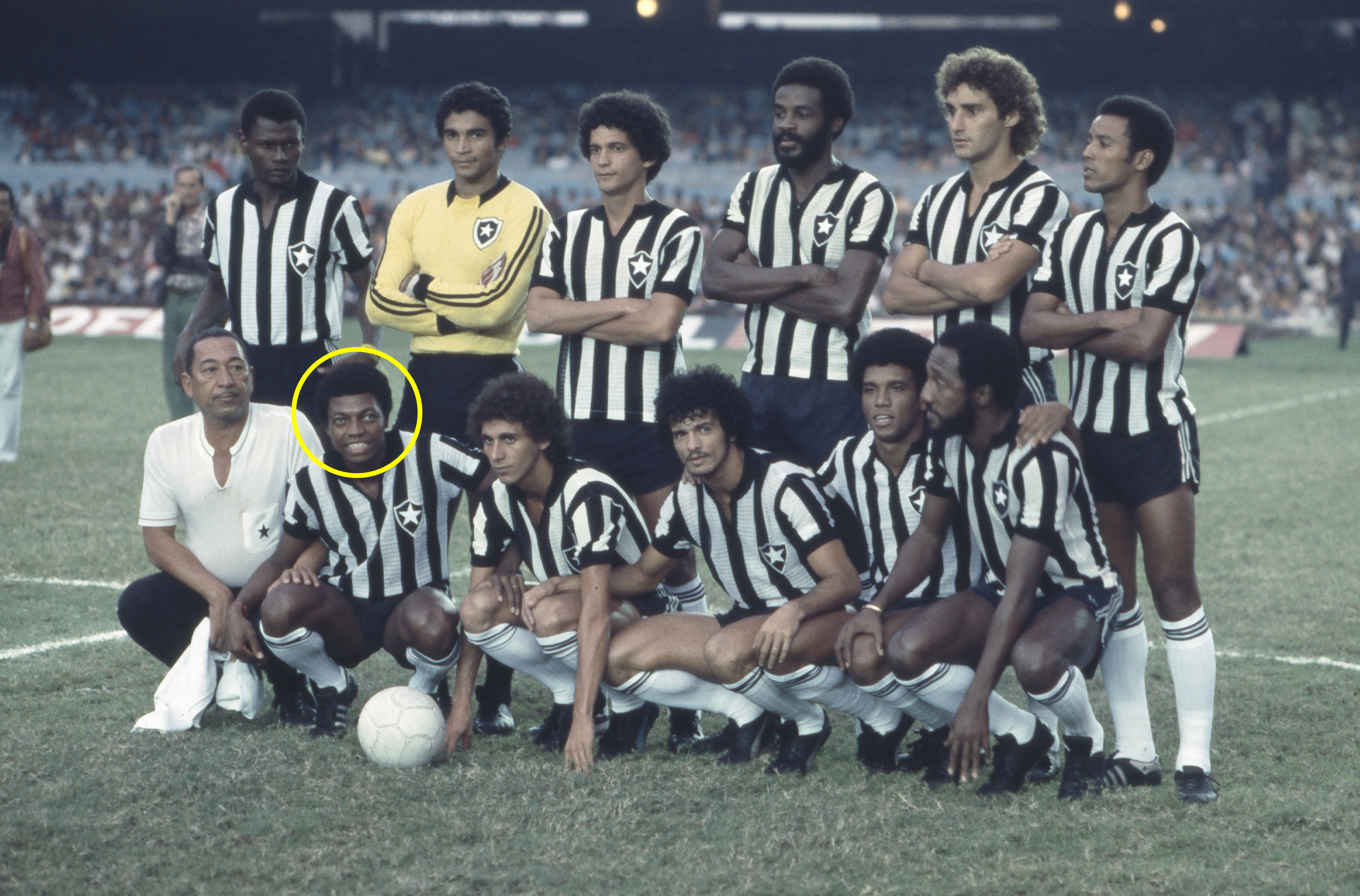 Time do Botafogo posado, em pé: Perivaldo, Zé Carlos, Luizinho, René, Osmar e Zerguinho; agachaodos: Cremilson, Mendonça, Dé, Nelson e Paulo César.