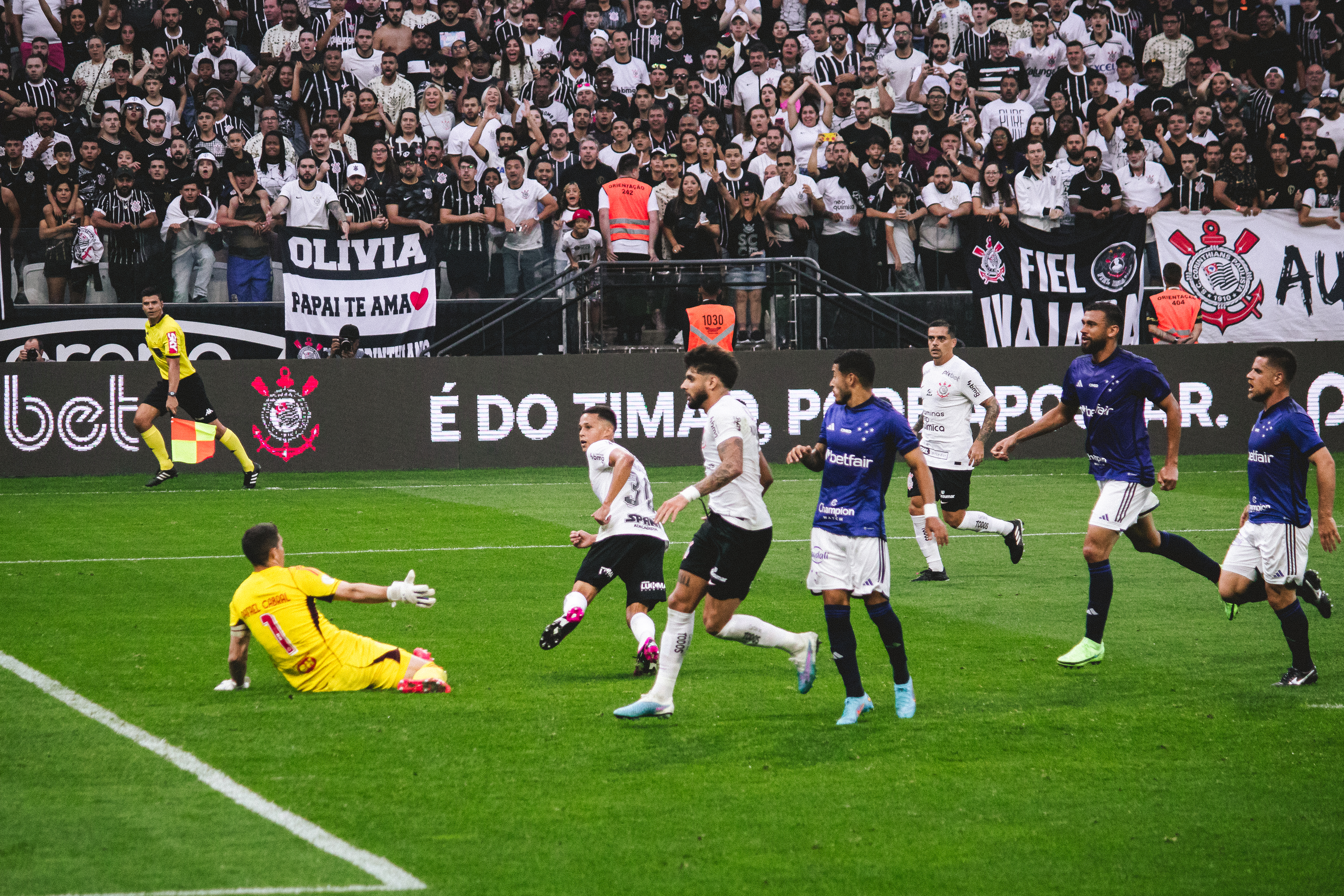 Matheus Araújo marcando o primeiro gol do Corinthians no duelo contra o Cruzeiro