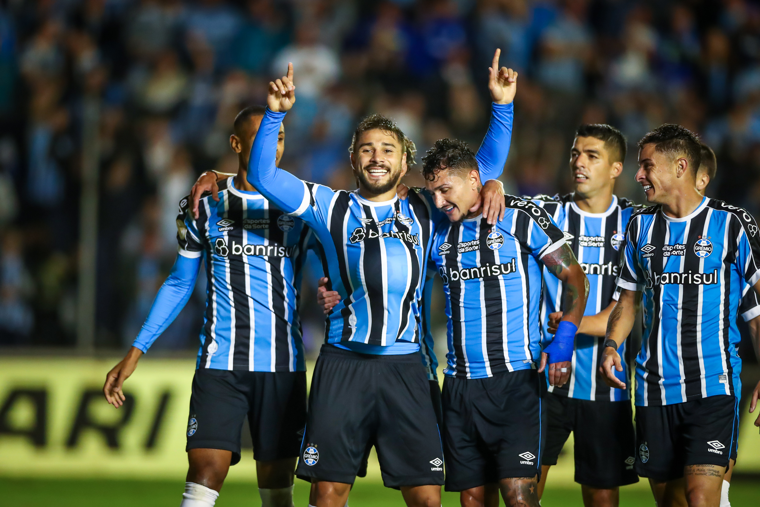 RS - FUTEBOL/CAMPEONATO BRASILEIRO 2023/GREMIO X SANTOS - ESPORTES - Lance da partida entre Gremio e Santos disputada na noite deste domingo no Estadio Alfredo Jaconi, em Caxias do Sul, em partida valida pela Campeonato Brasileiro 2023. FOTO: LUCAS UEBEL/GREMIO FBPA