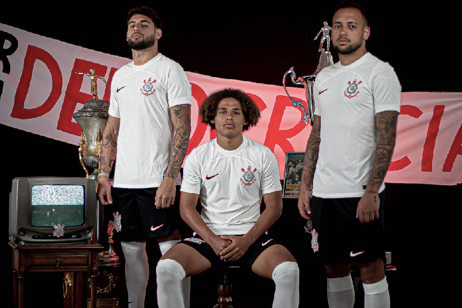 Corinthians lança camisa em alusão aos 40 anos da Democracia Corinthiana