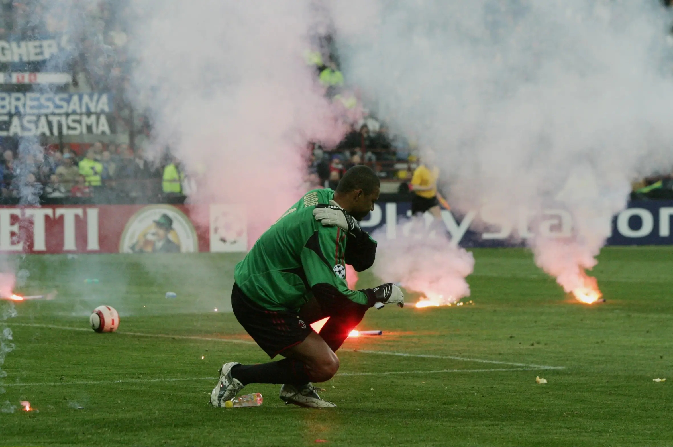 O goleiro brasileiro Dida foi atingido por fogos de artifício