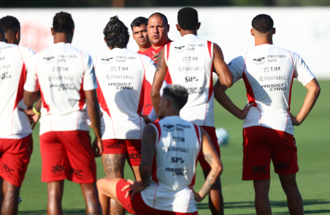 Homenagem a Zagallo e taças na base: quem é o técnico interino do Flamengo