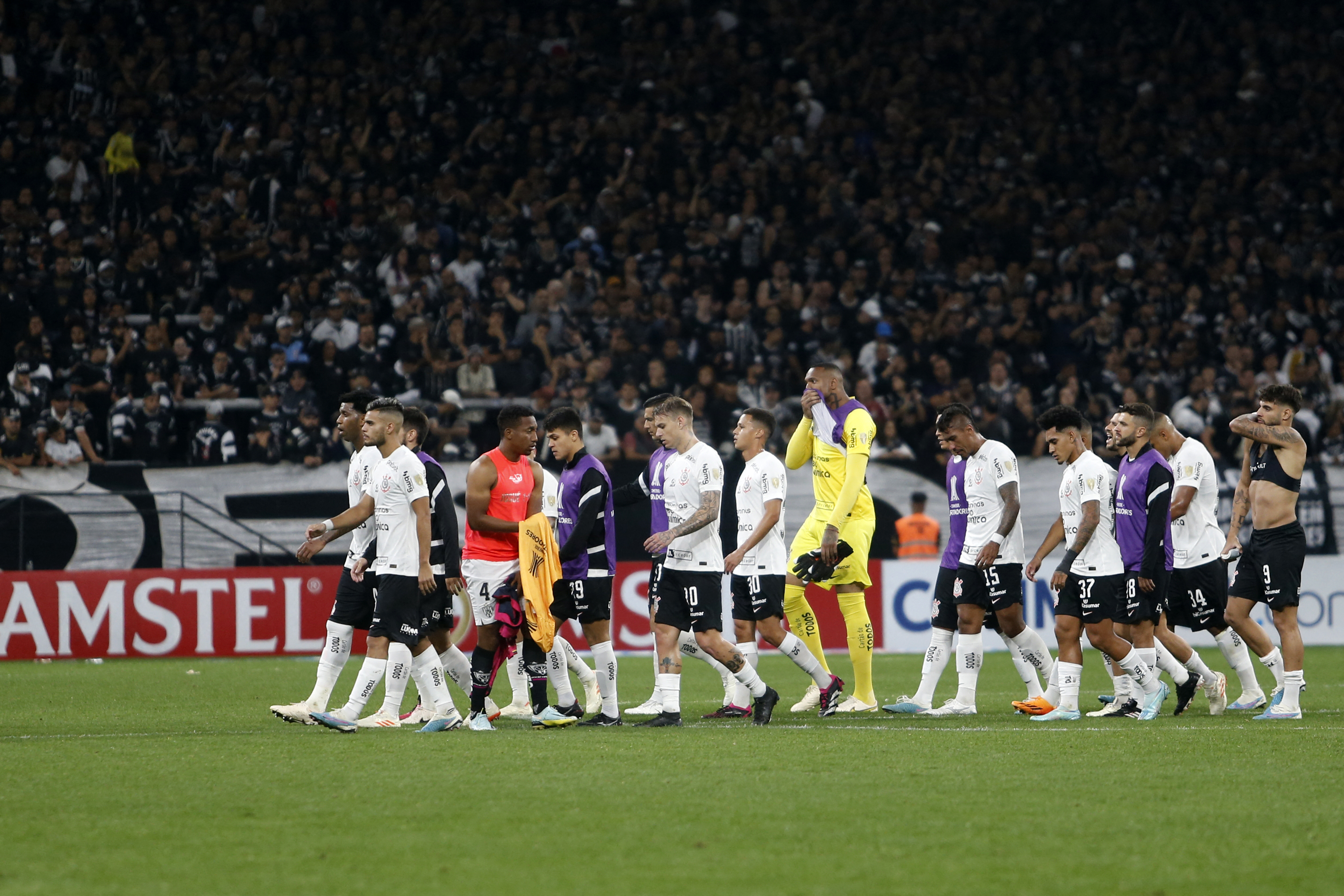 Jogadores do Corinthians deixam o campo após derrota para o Del Valle