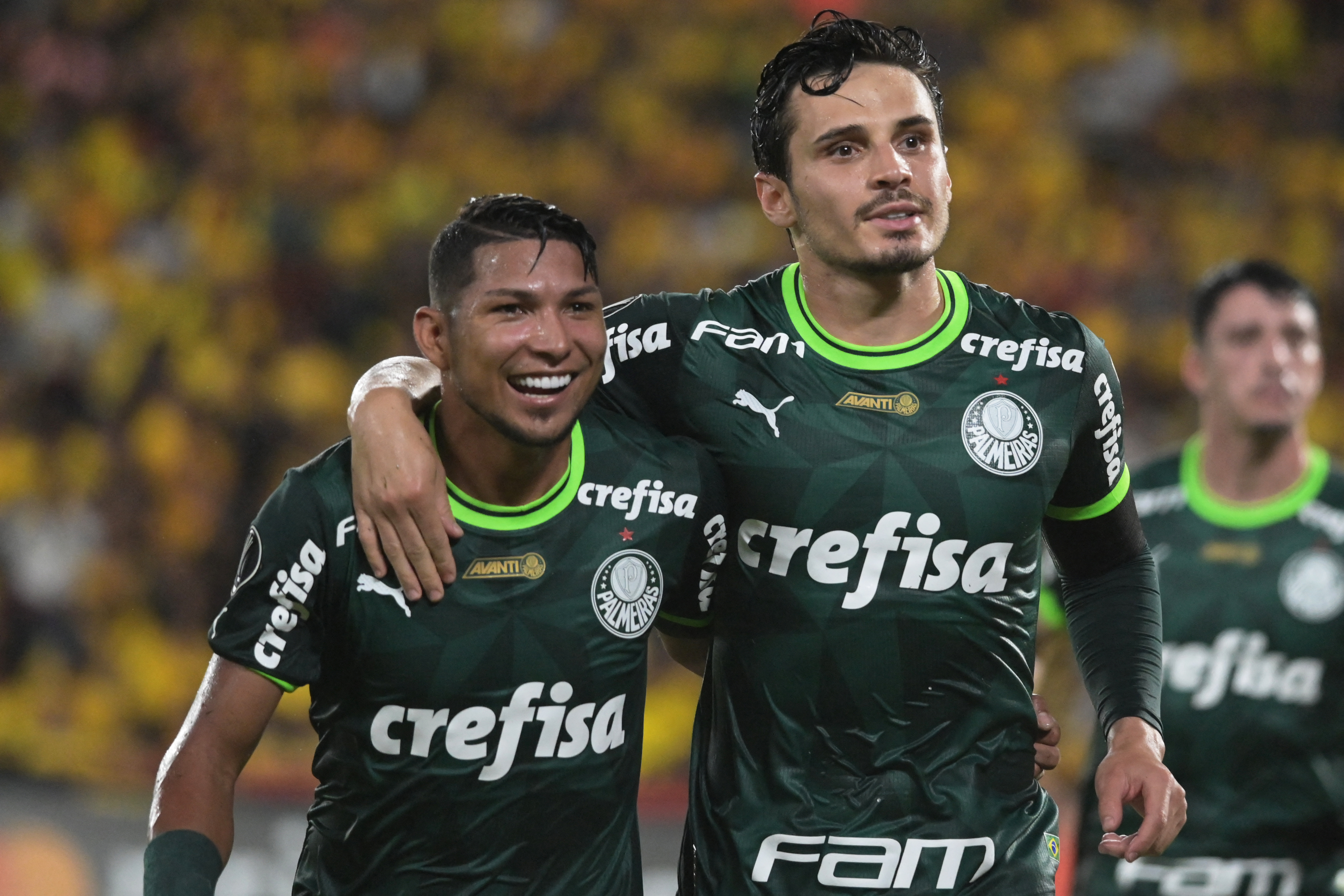 Rony e Veiga comemoram gol do Palmeiras em Guayaquil