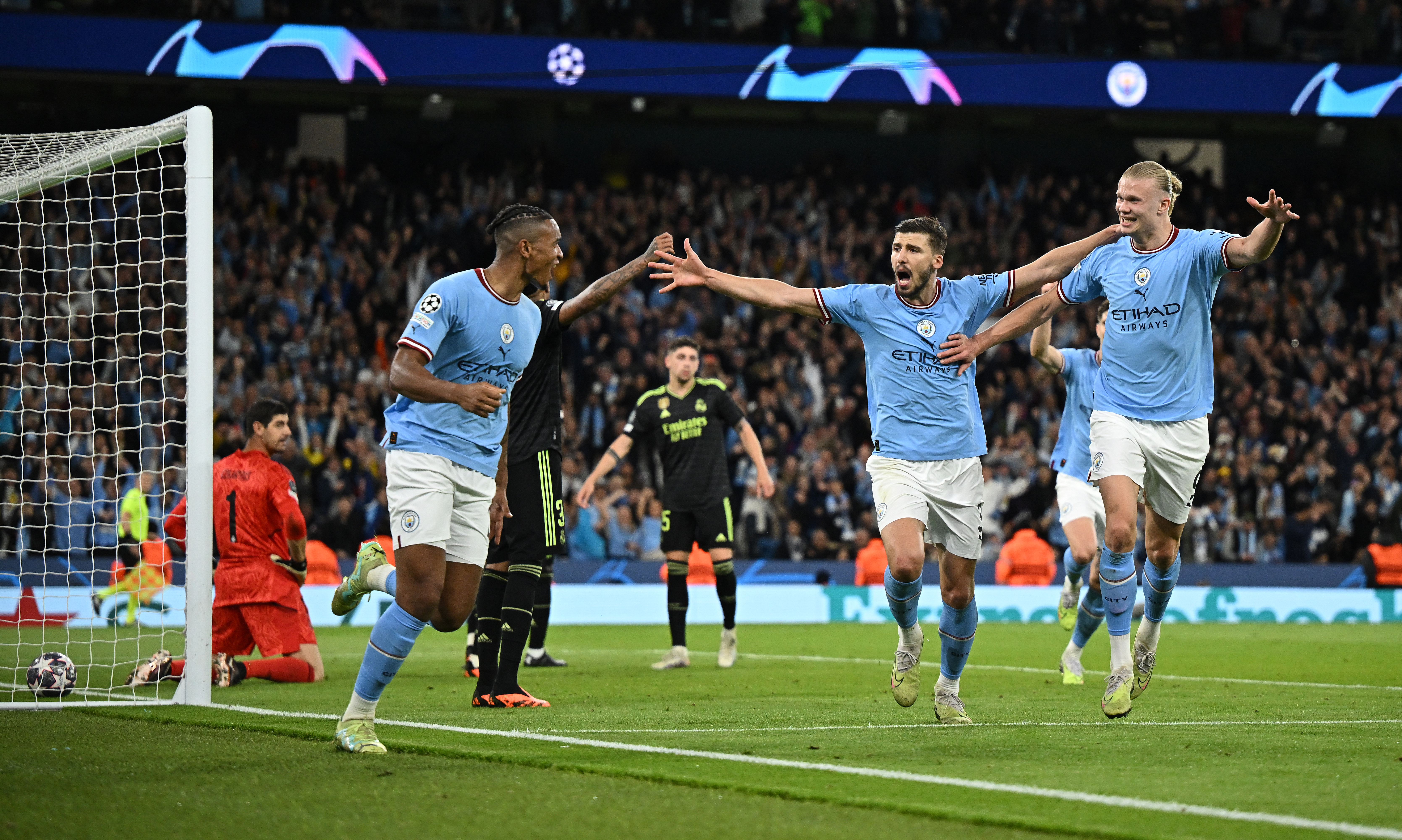 Jogadores do City comemoram gol diante do Real Madrid