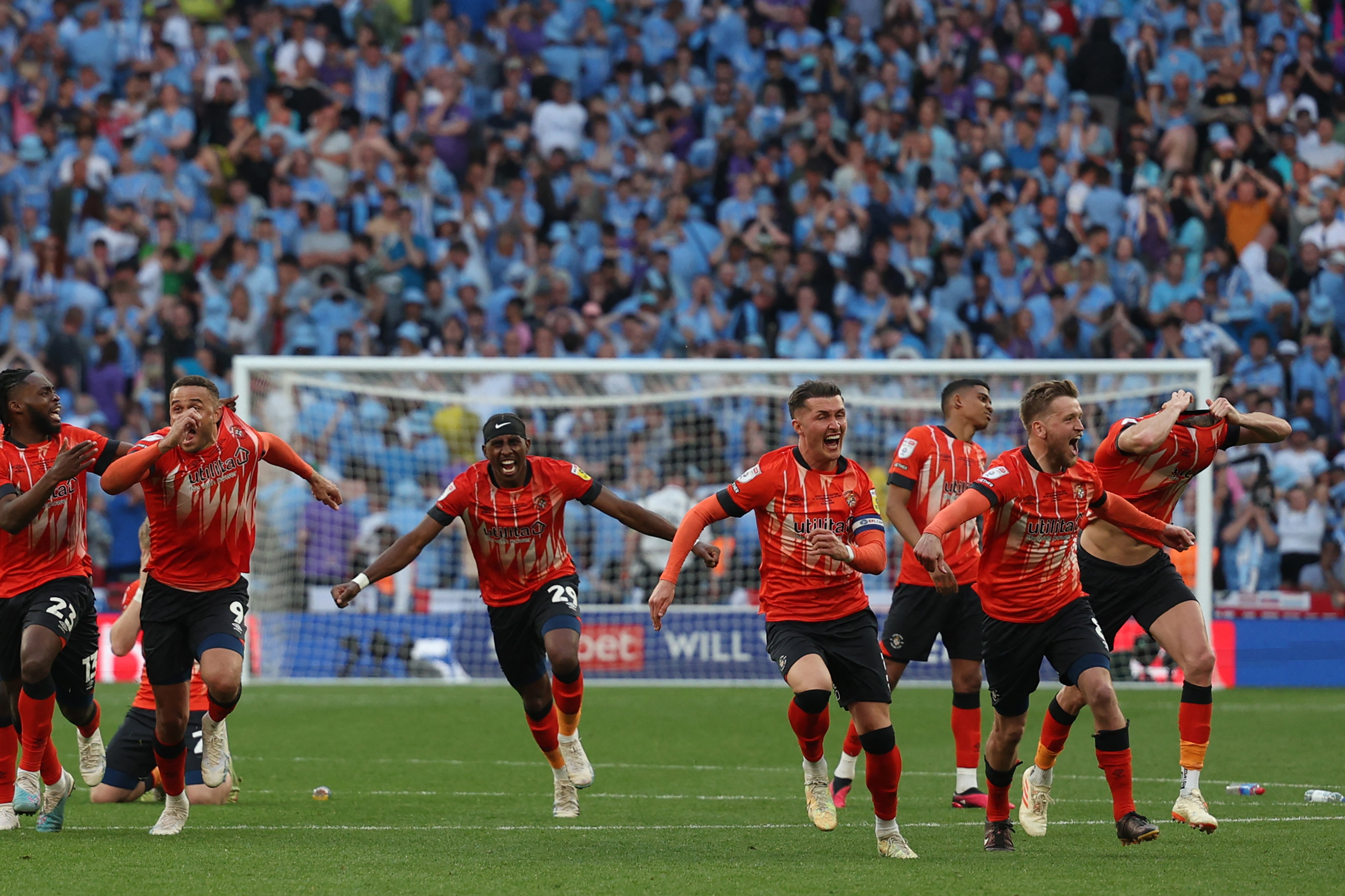 História interna Ascensão da Premier League de Luton Town usando