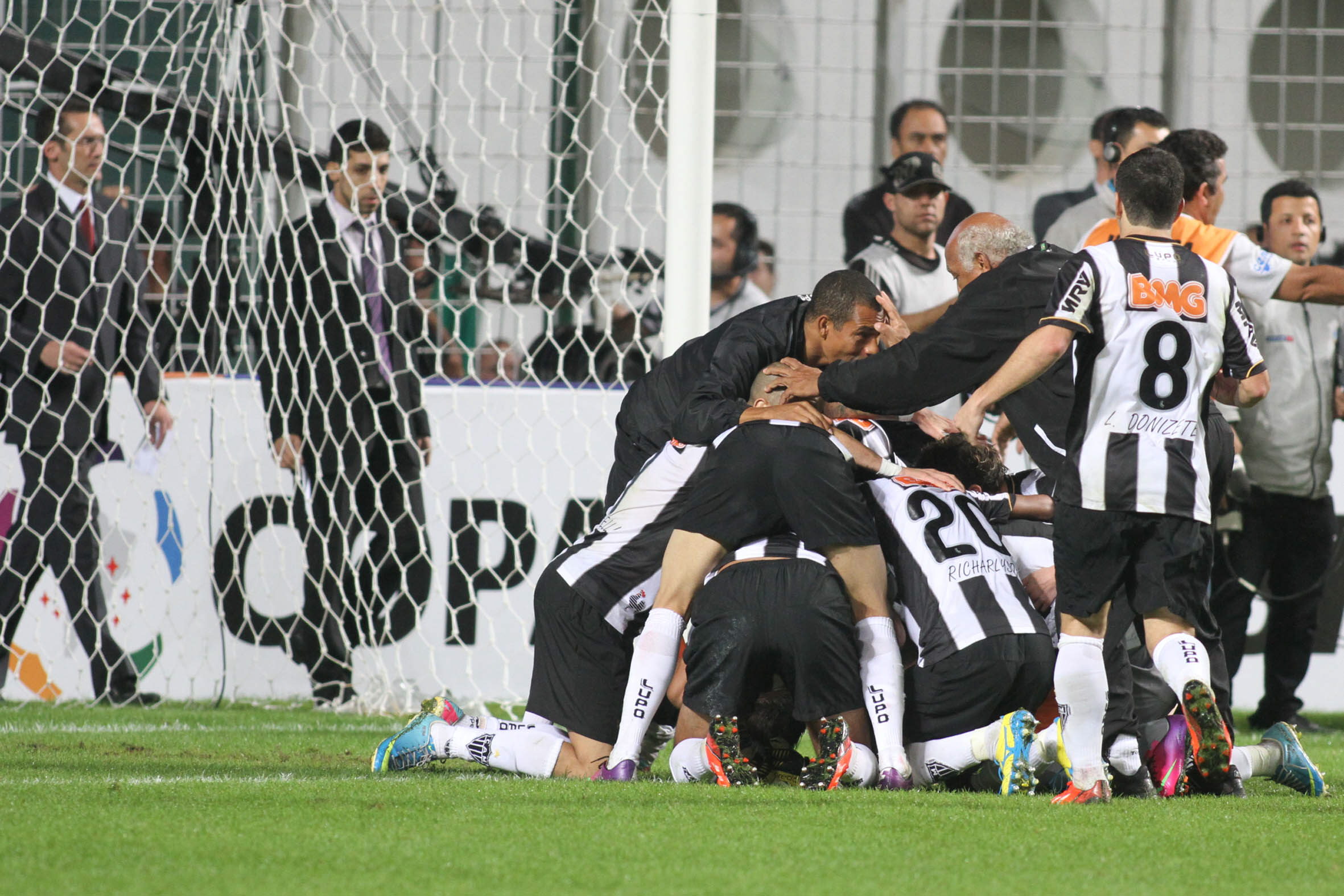 Jogadores do Atlético-MG celebram com Vitor a defesa salvadora
