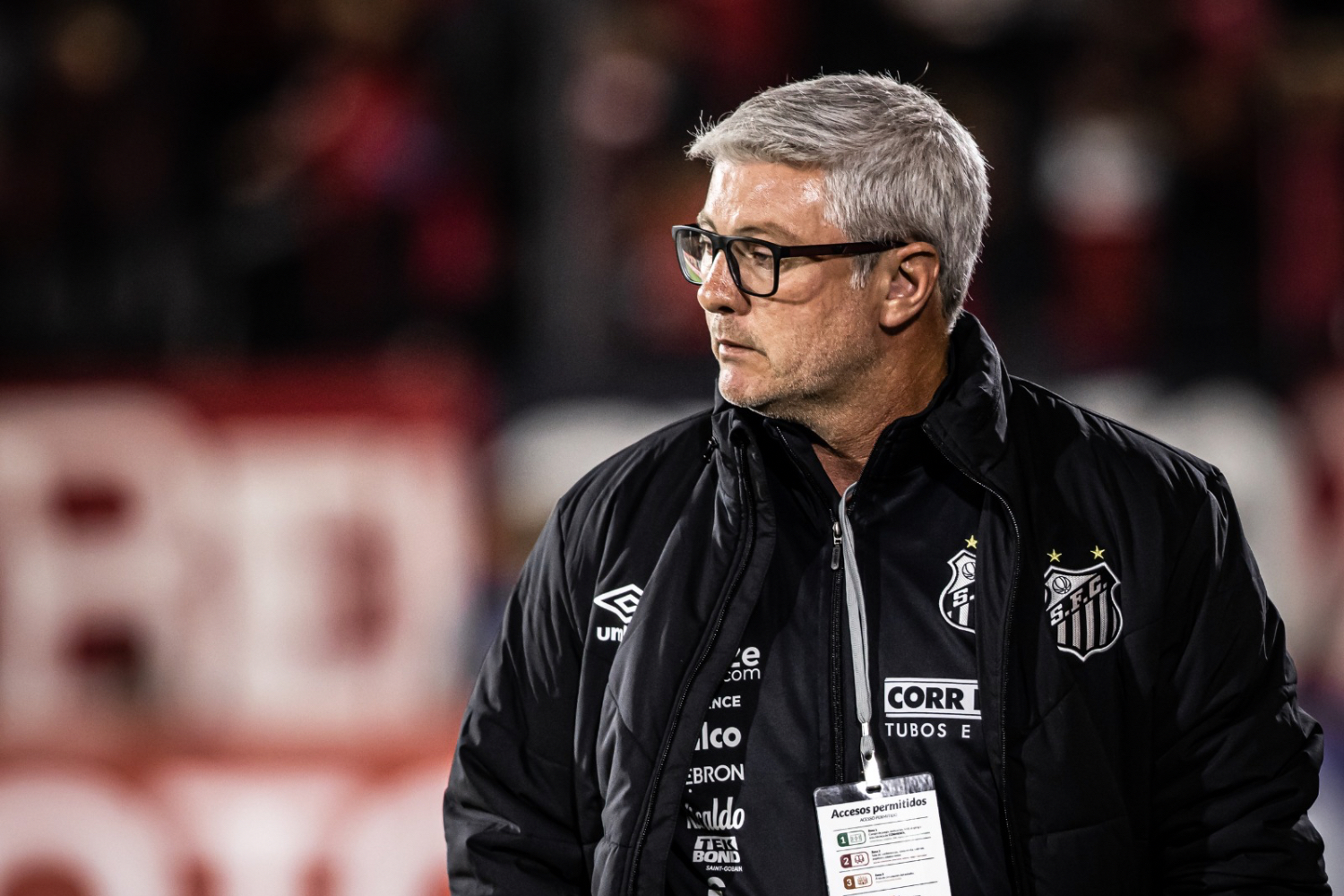 Técnico do Botafogo, Luís Castro fica indignado com polícia em campo: 'CBF  não devia permitir. Como treinador é empurrado? Eu ia roubar o árbitro?' -  FogãoNET