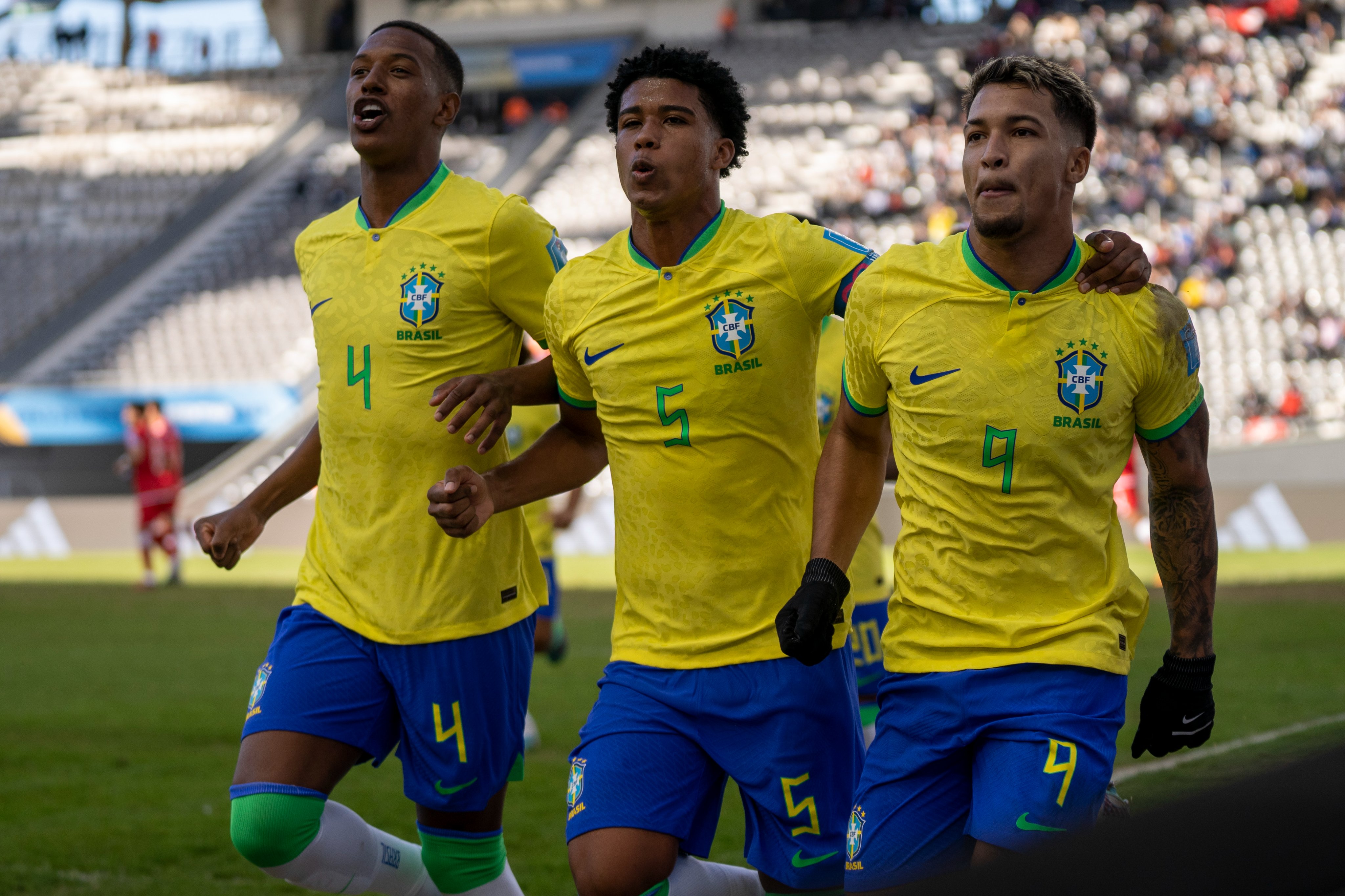 Com um a menos, Brasil goleia e avança no Mundial sub-20