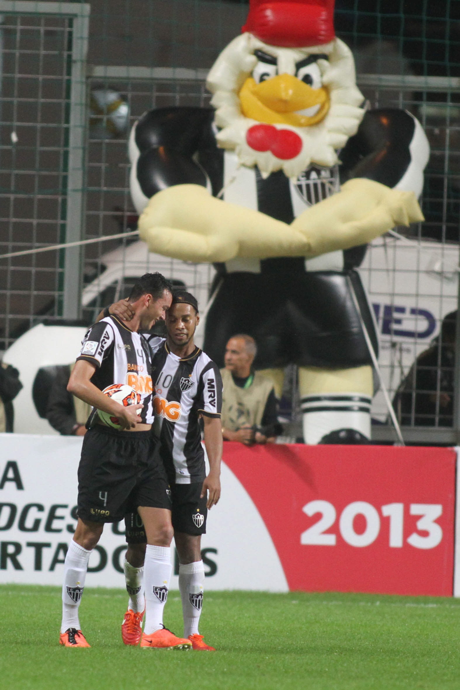 Rever e Ronaldinho, na vitória sobre o Tijuana