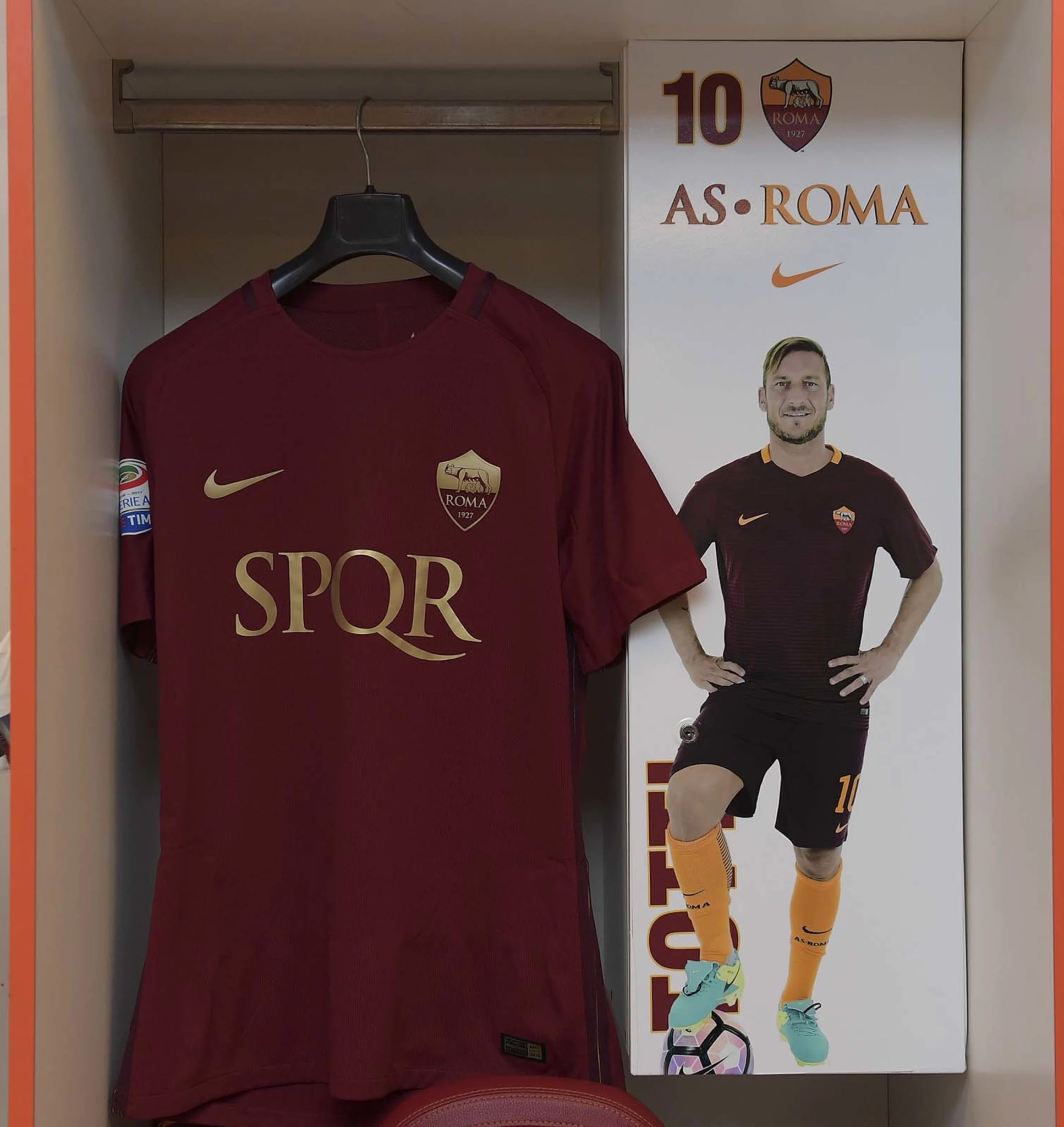 Camisa do ídolo Francesco Totti com o lema SPQR