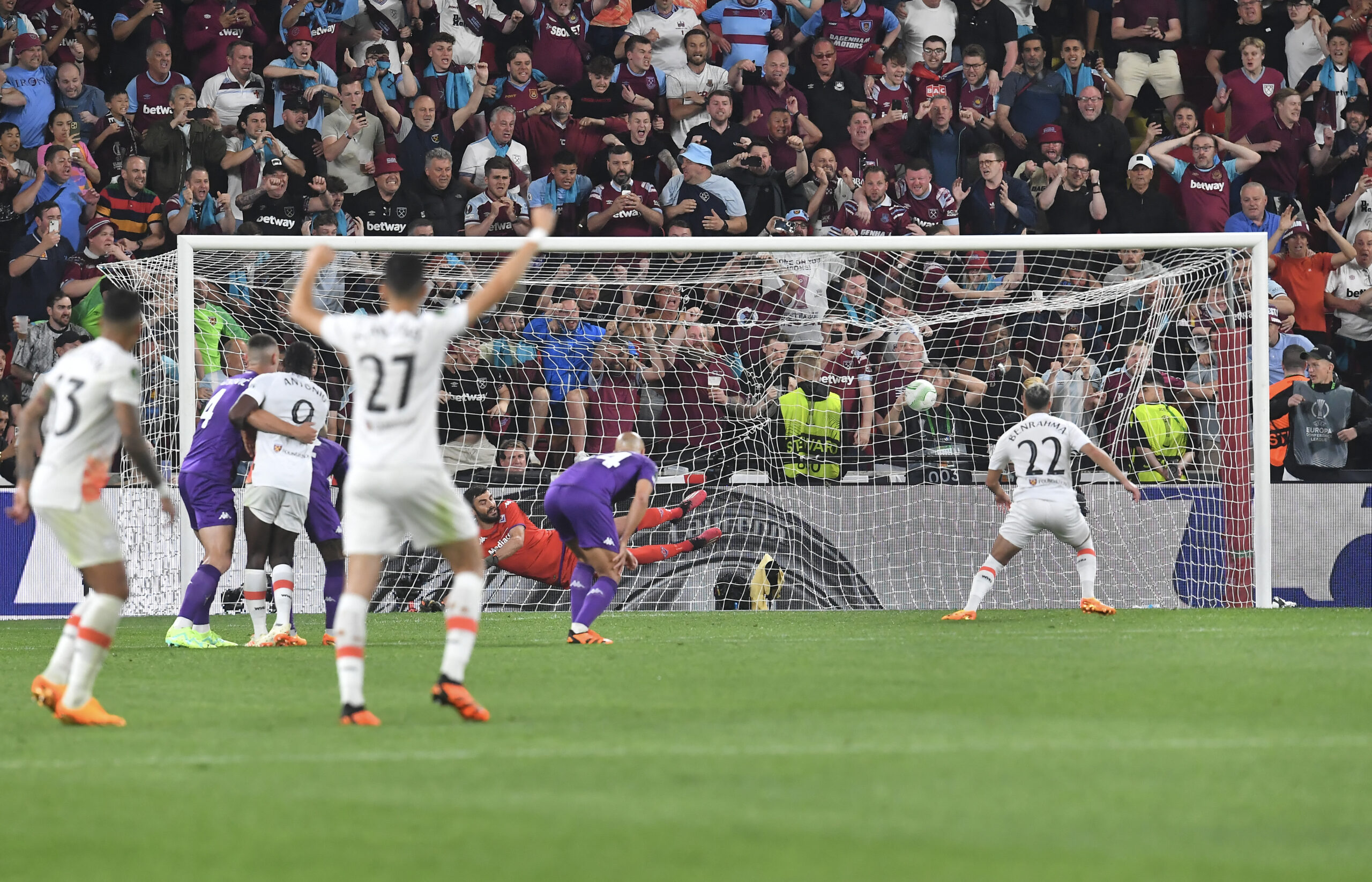 Conference: West Ham vence Fiorentina no fim e fatura 1º título em 23 anos