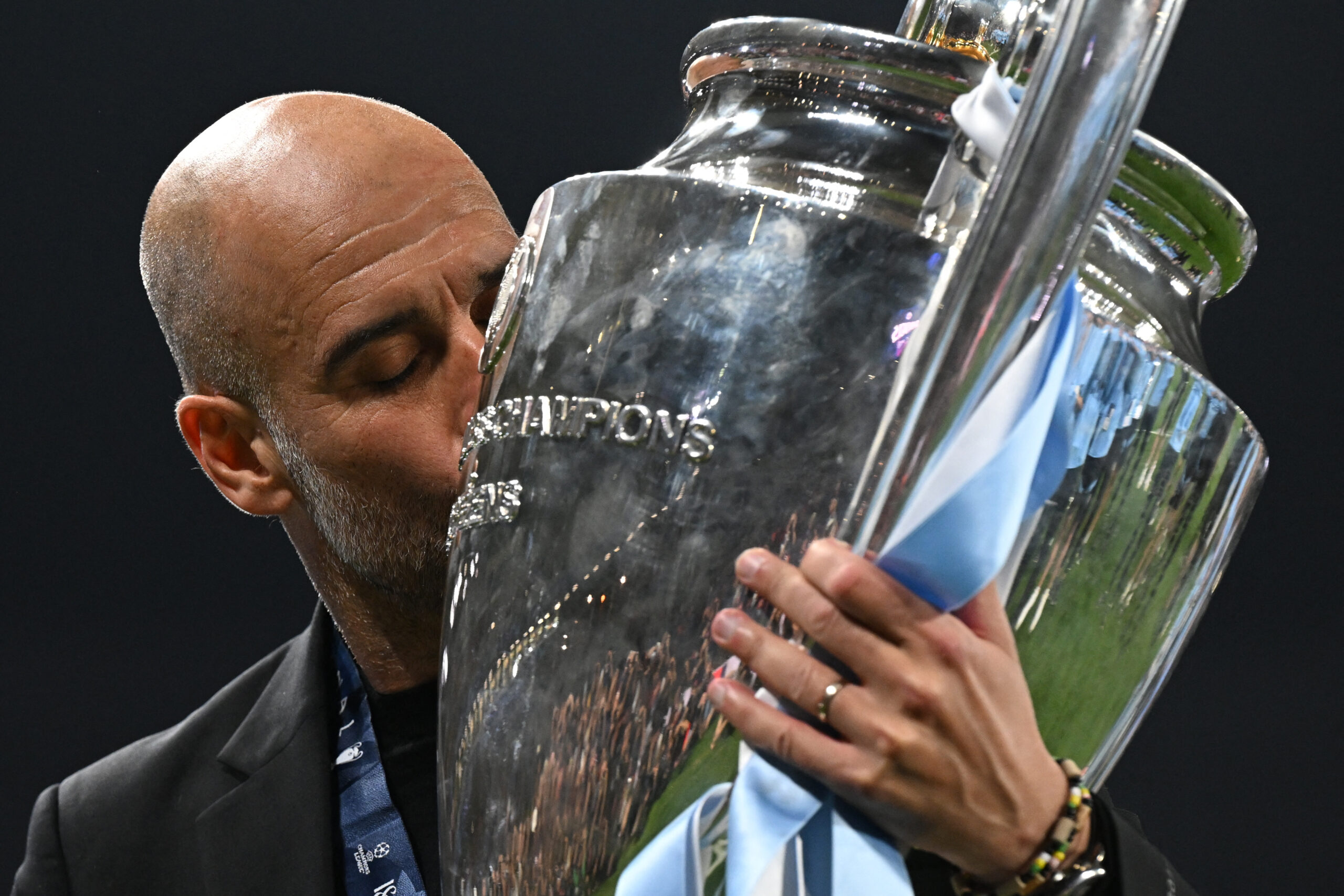 Pep Guardiola conquista tríplice coroa e persegue títulos de Alex Ferguson