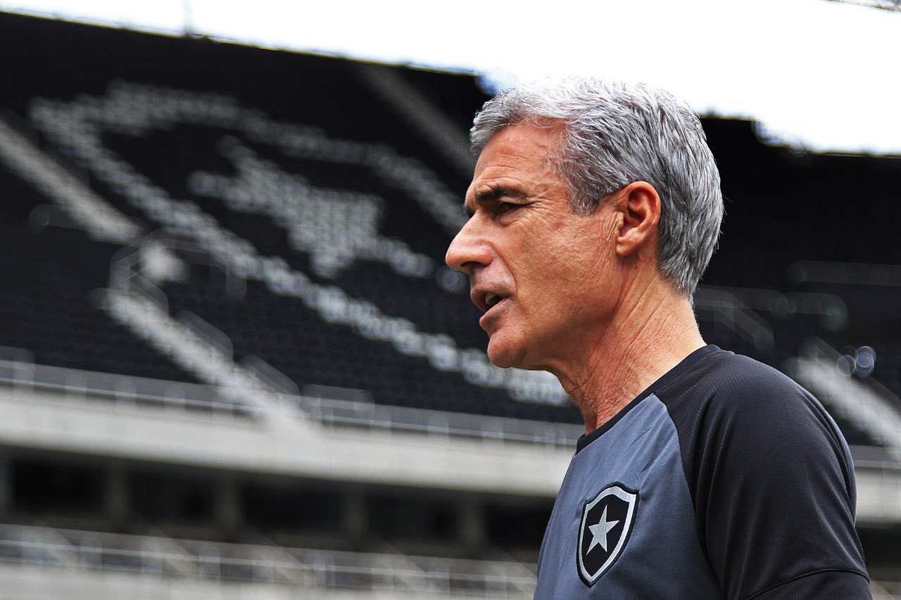 Técnico do Botafogo, Luís Castro fica indignado com polícia em campo: 'CBF  não devia permitir. Como treinador é empurrado? Eu ia roubar o árbitro?' -  FogãoNET