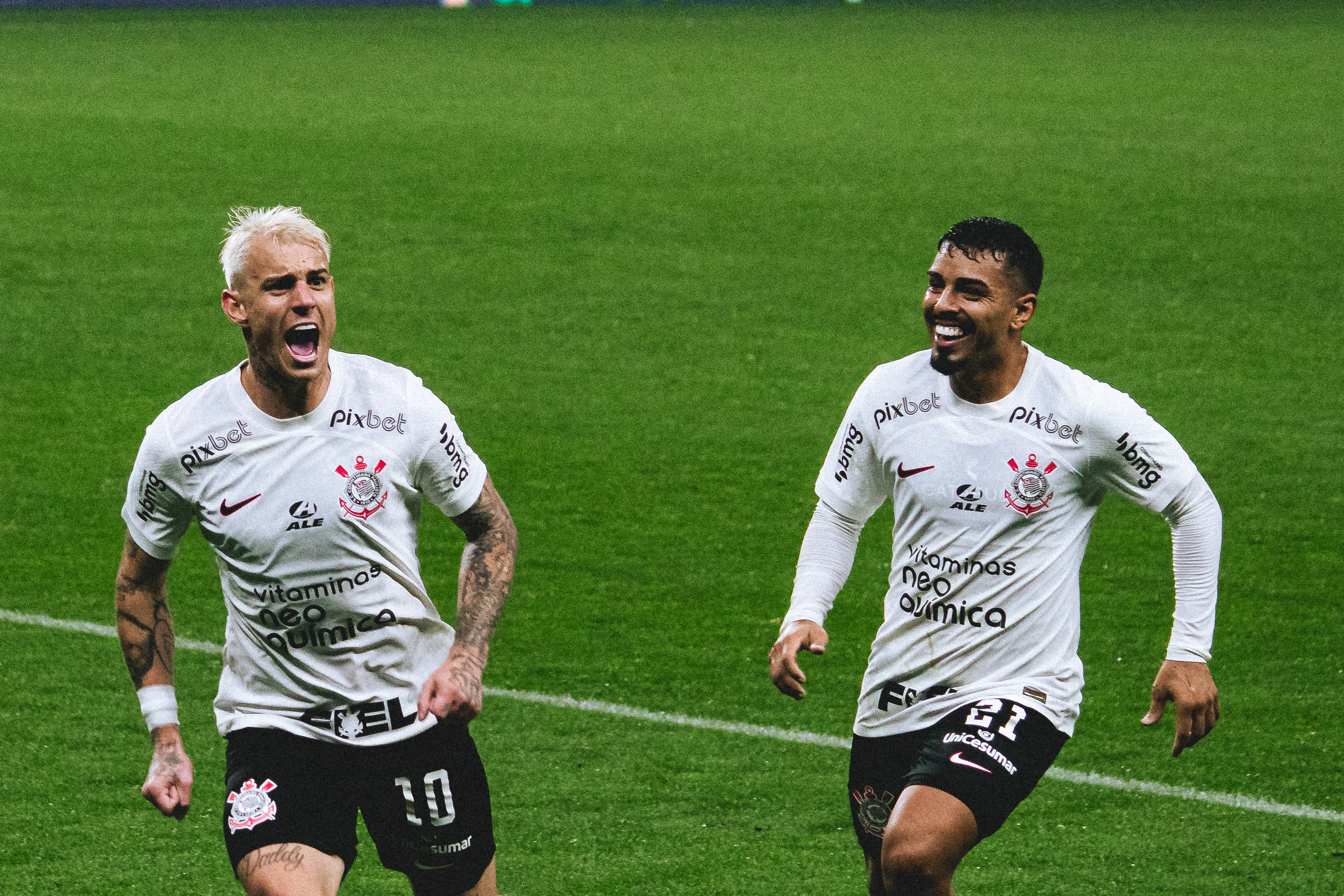 Róger Guedes comemora gol do Corinthians contra o Atlético Mineiro na Copa do Brasil