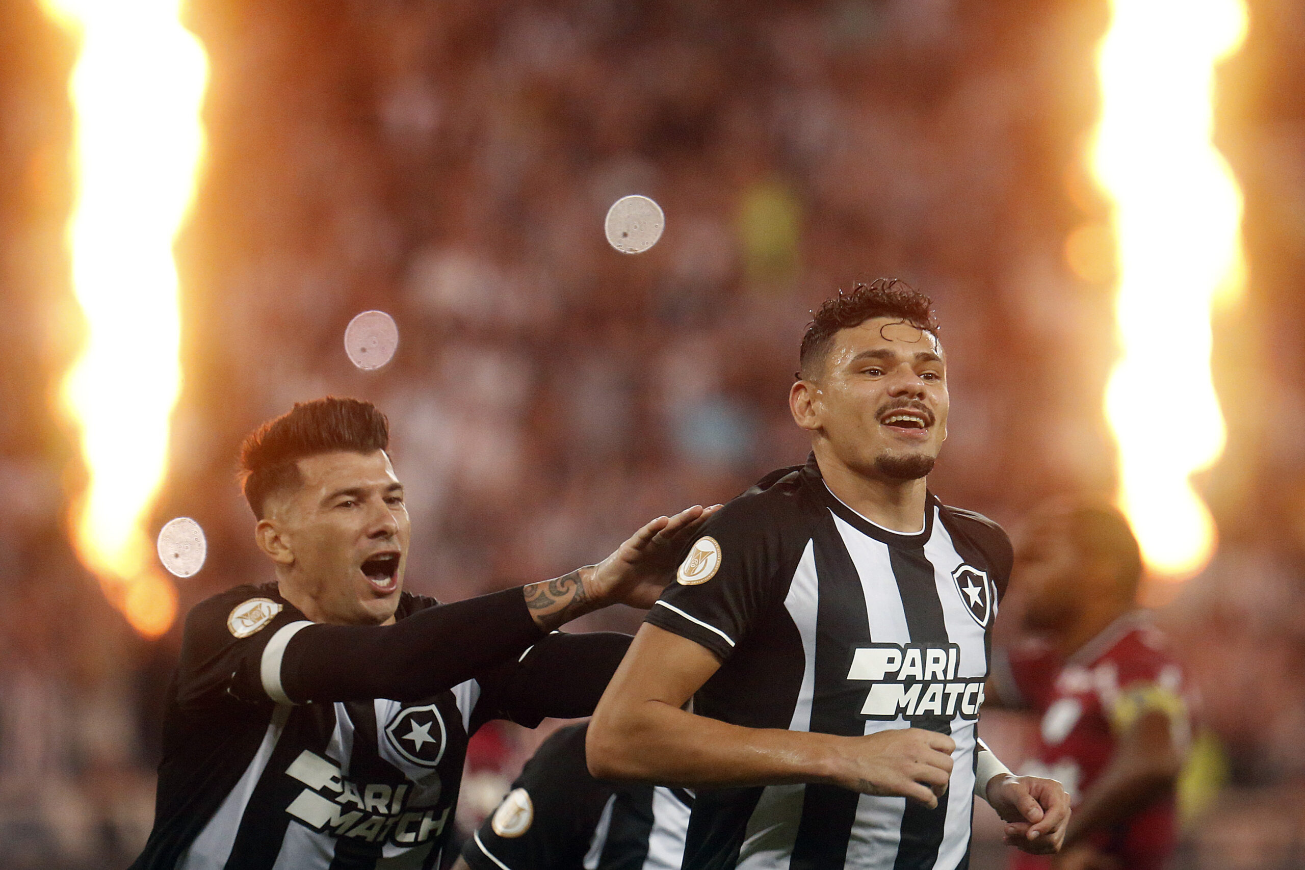 Botafogo mantém liderança e aproveita empates no início da 10ª rodada