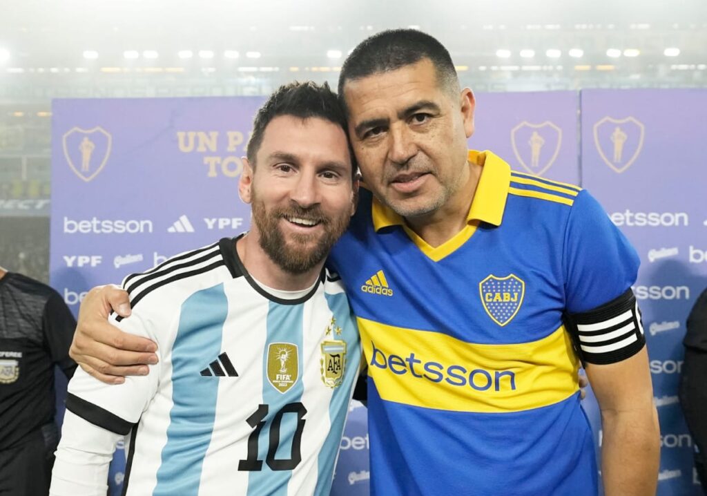 Messi e Riquelme se encontram em partida de despedida do ex-jogador do Boca Jrs - Foto: Divulgação