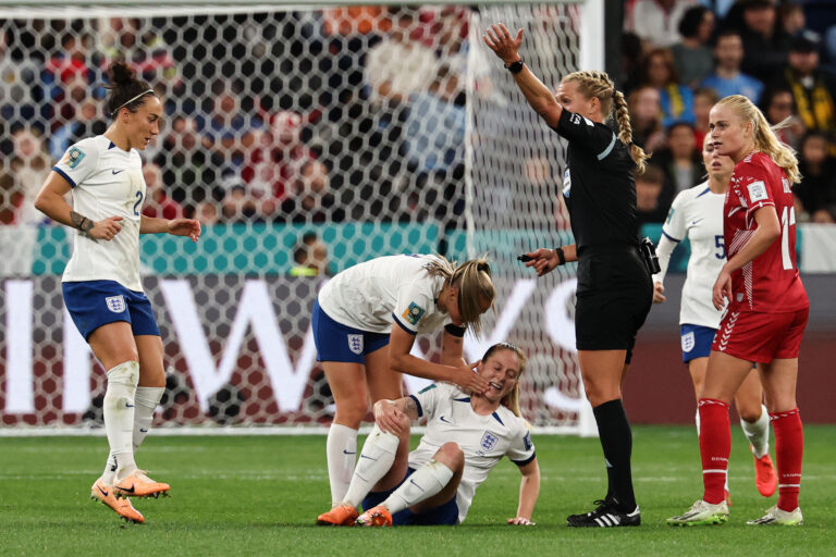 Copa feminina: jogadora mais cara do mundo se lesiona em vitória da Inglaterra