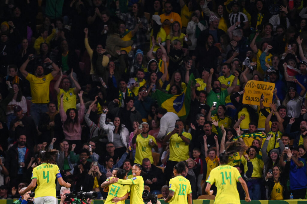 Seleção brasileira celebra o gol de Debinha contra a França, em Brisbane, na Copa feminina - FRANCK FIFE / AFP)