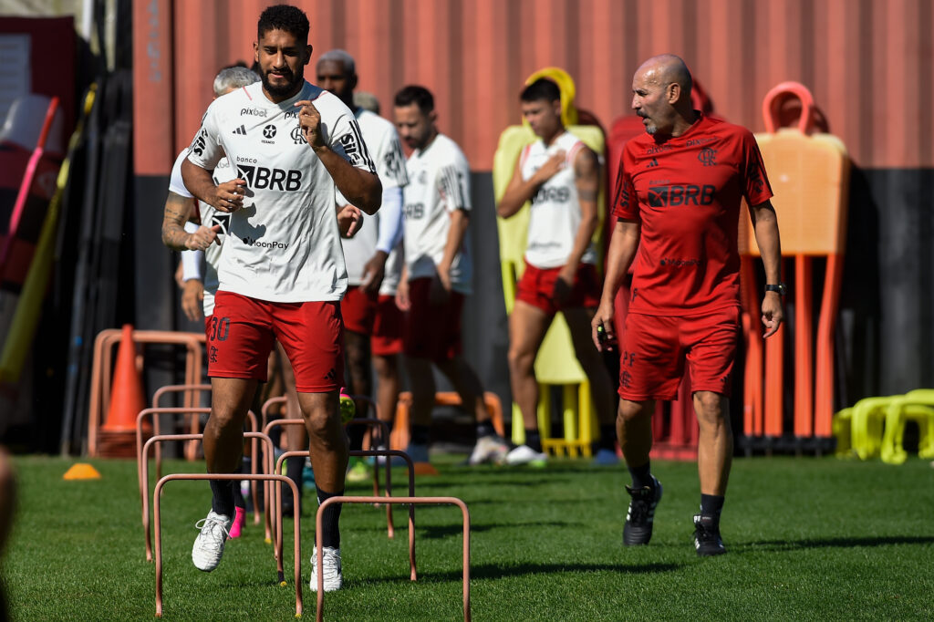 Pablo Fernández (à dir.) durante treino do Flamengo - Marcelo Cortes/Divulgação