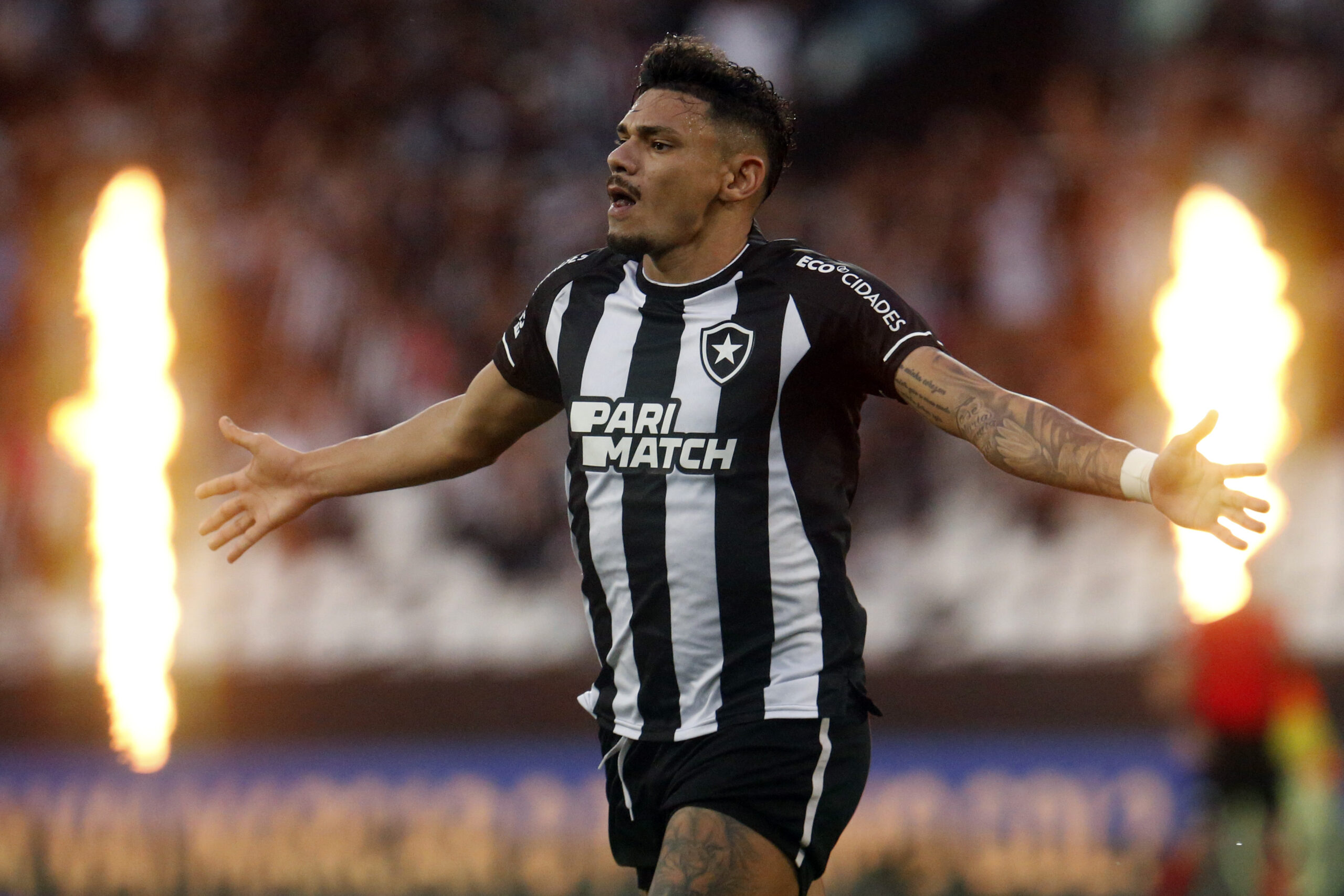 Com moral alto, Athletico-PR recebe Botafogo, líder do Brasileirão