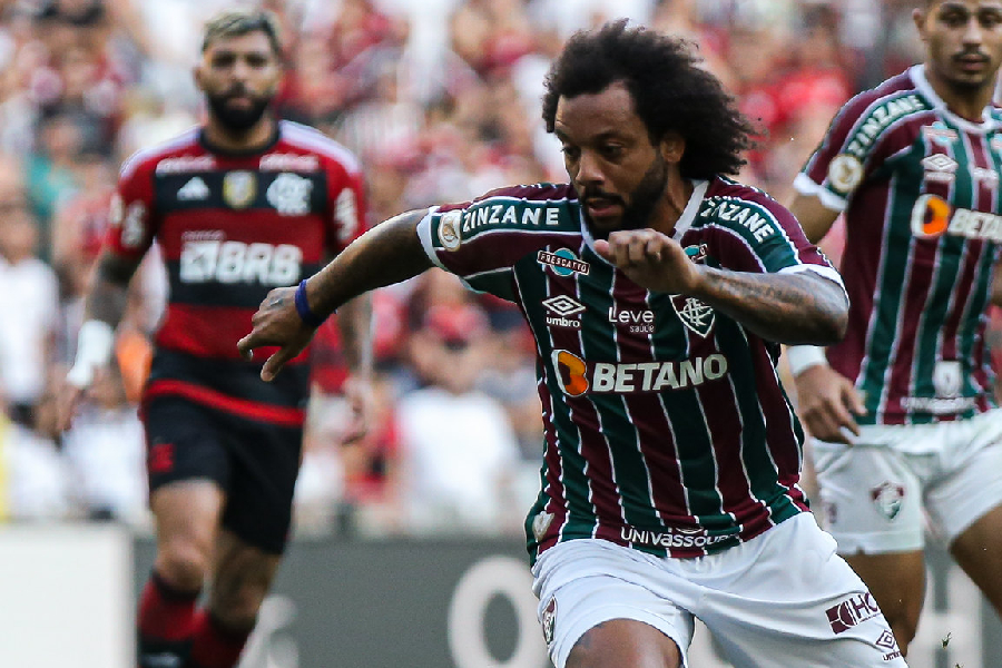 Marcelo, do Fluminense, em ação diante do Flamengo