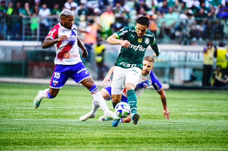 Brasileirão: Palmeiras espanta má fase e cola no rival Flamengo