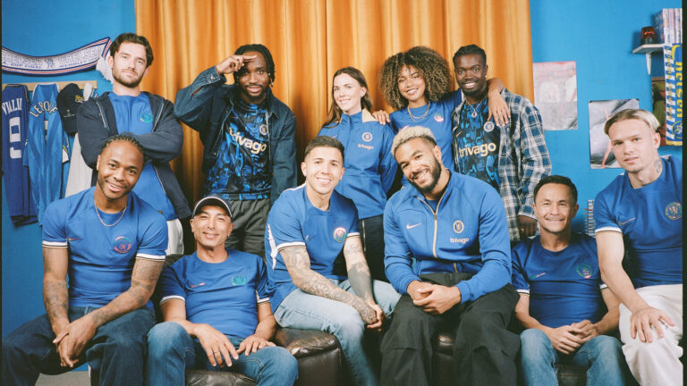 Chelsea apresenta nova camisa sem patrocinador e inspirada nos anos 1990