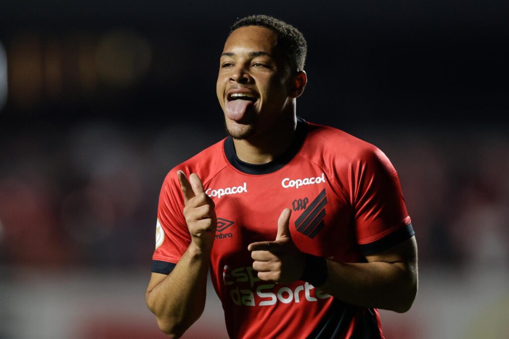 Vitor Roque deve trocar Athletico por Barcelona na segunda maior venda do futebol brasileiro - Foto: EFE/ Isaac Fontana