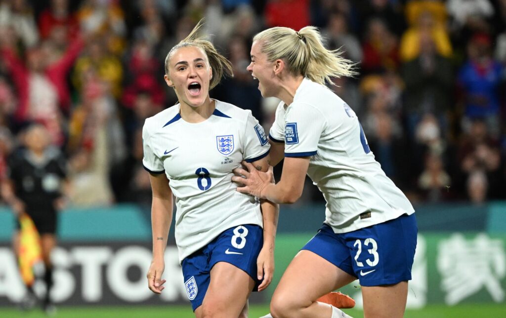 Georgia Stanway comemora com Alessia Russo o gol da Inglaterra em Brisbane - EFE