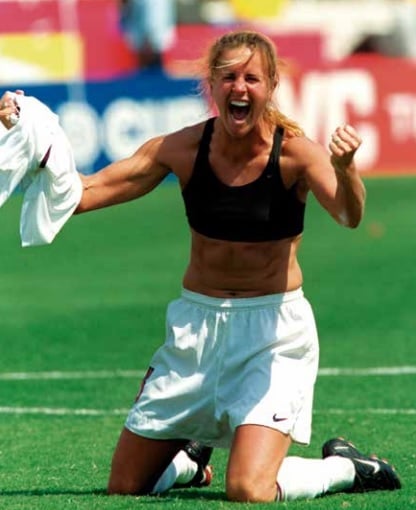 O gesto de BrandiChastain ao tirar a camisa na final da Copa do Mundo de 1999: 