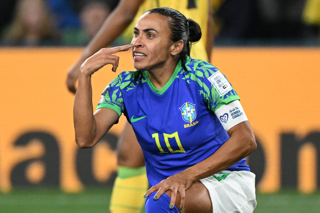 Marta tenta ser a primeira jogadora a marcar gols em seis mundiais - William West/AFP