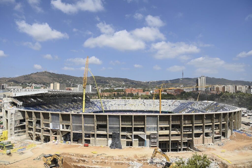 Imagem mostra como estão as obras do Camp Nou em agosto de 2023 - Pau BARRENA / AFP)