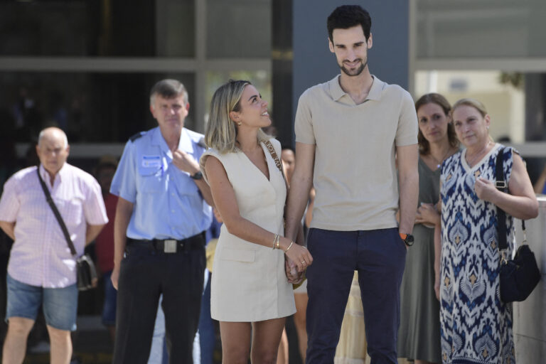 Sergio Rico, goleiro do PSG, recebe alta 82 dias após acidente com cavalo