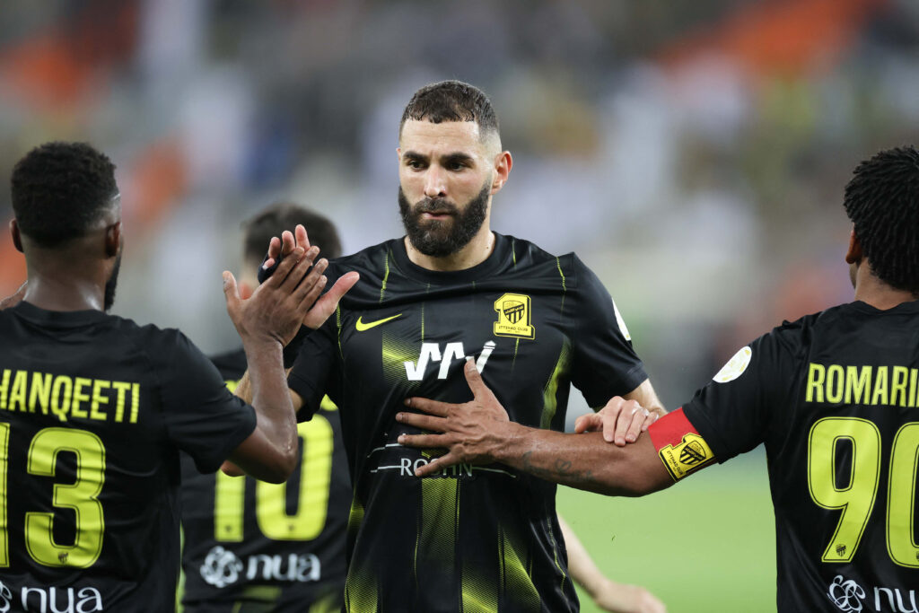 Benzema comemora com jogadores do Al-Ittihad pelo Campeonato Saudita - Azid Al Dwihi/AFP