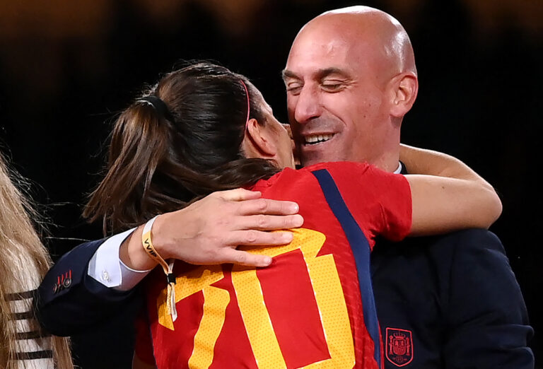 Rubiales é suspenso pela Fifa após beijo forçado em Jenni Hermoso
