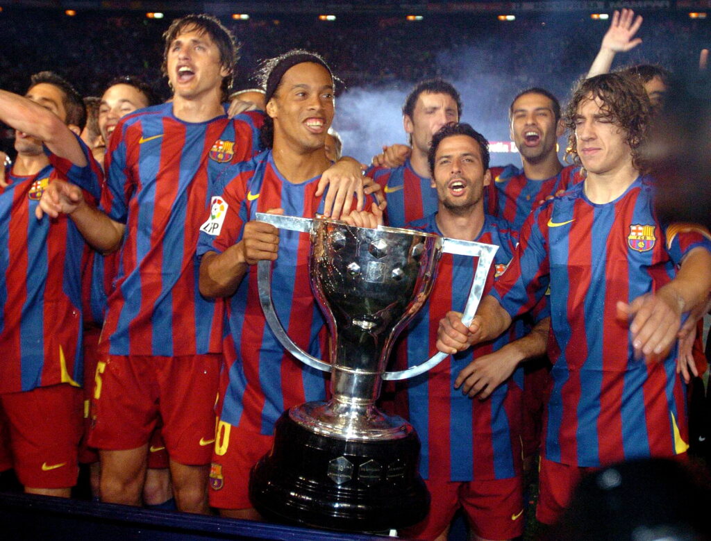 Jogadores do Barcelona celebram título espanhol em 2006 - EFE /Julián