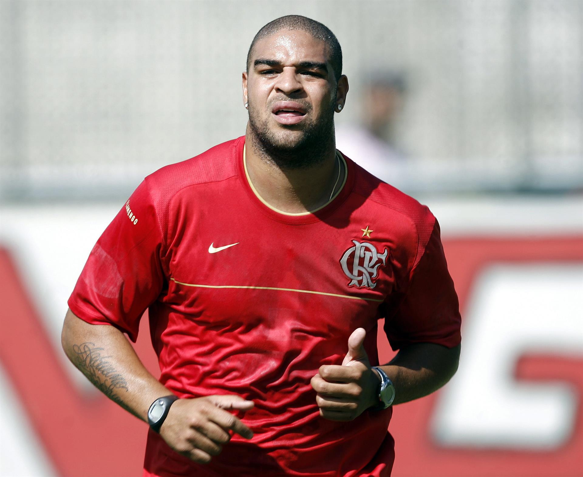 Adriano tentou reviver tempos de Imperador no Flamengo - EFE/ Antonio Lacerda