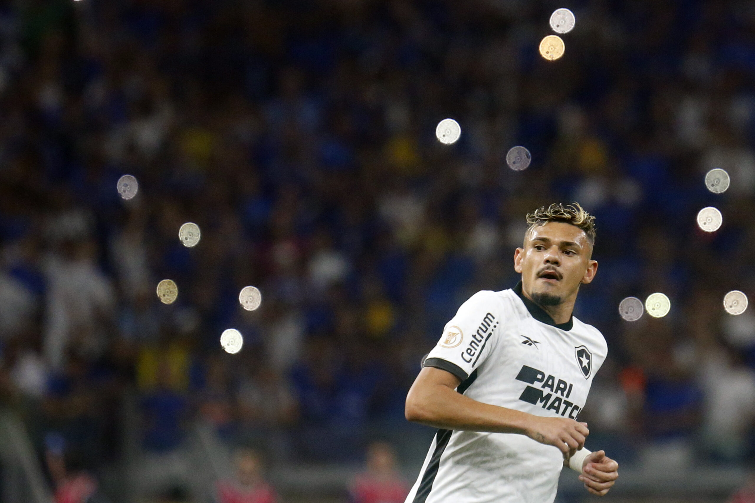 Tiquinho Soares desfalca Botafogo por cinco semanas por lesão de joelho