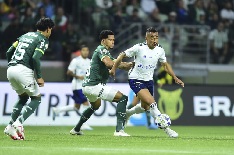 Palmeiras marca no final e vence Cruzeiro pelo Campeonato Brasileiro