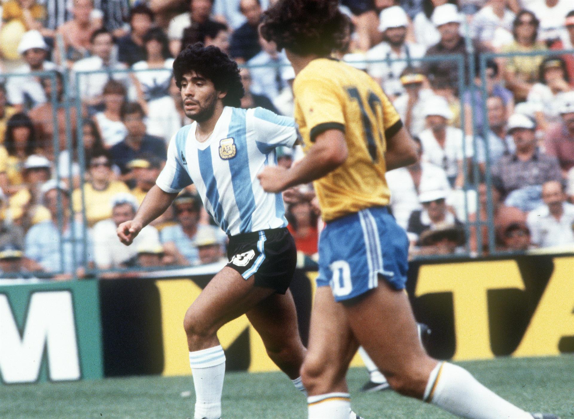 Maradona enfrenta o Brasil com a camisa da seleção argentina - EFE/ jg