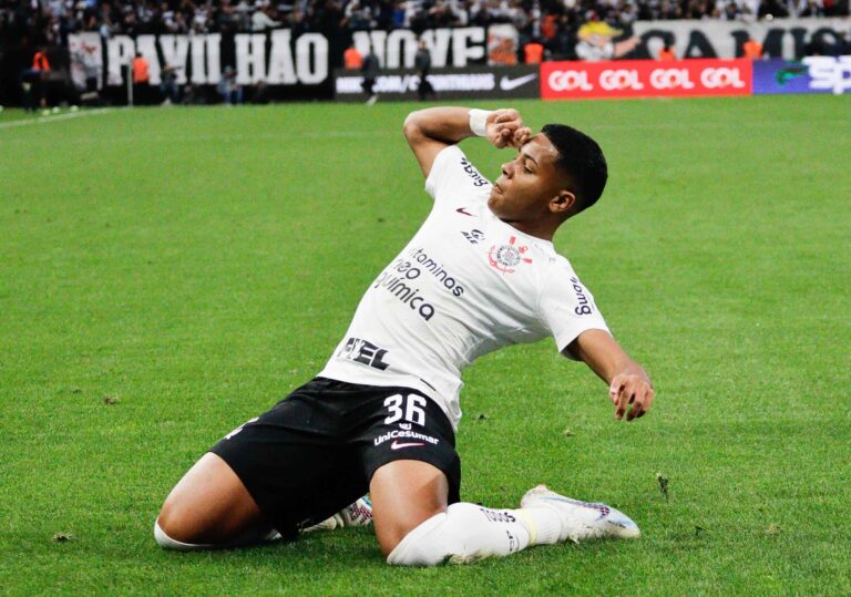 Brasileirão: Corinthians vira contra o Coritiba e segue embalado na temporada