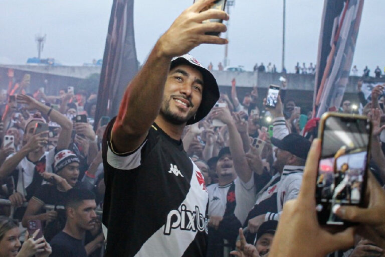 AeroPayet: torcida do Vasco faz festa para receber reforço francês