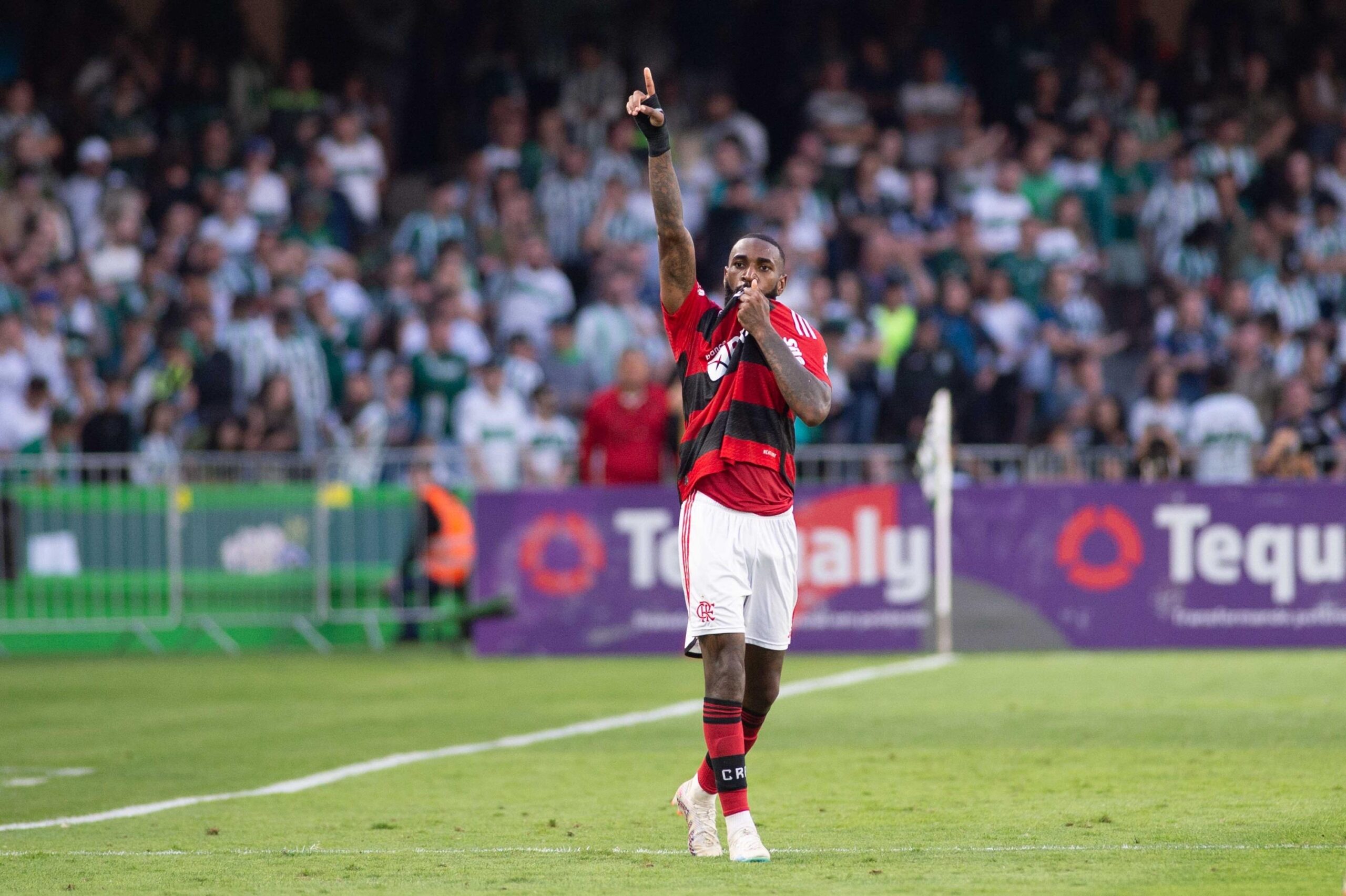 Brasileirão: Flamengo arranca vitória contra o Coritiba com golaço no fim