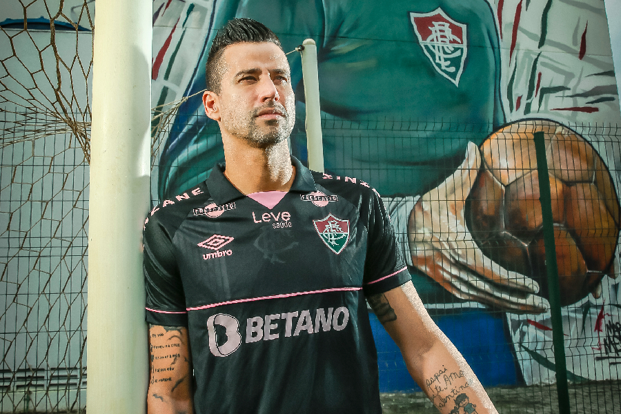 Campeão mundial com seleção Sub-17, goleiro do Fluminense celebra