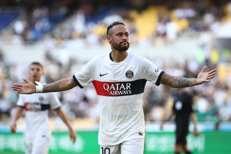 Neymar volta de lesão como titular e brilha em vitória do PSG