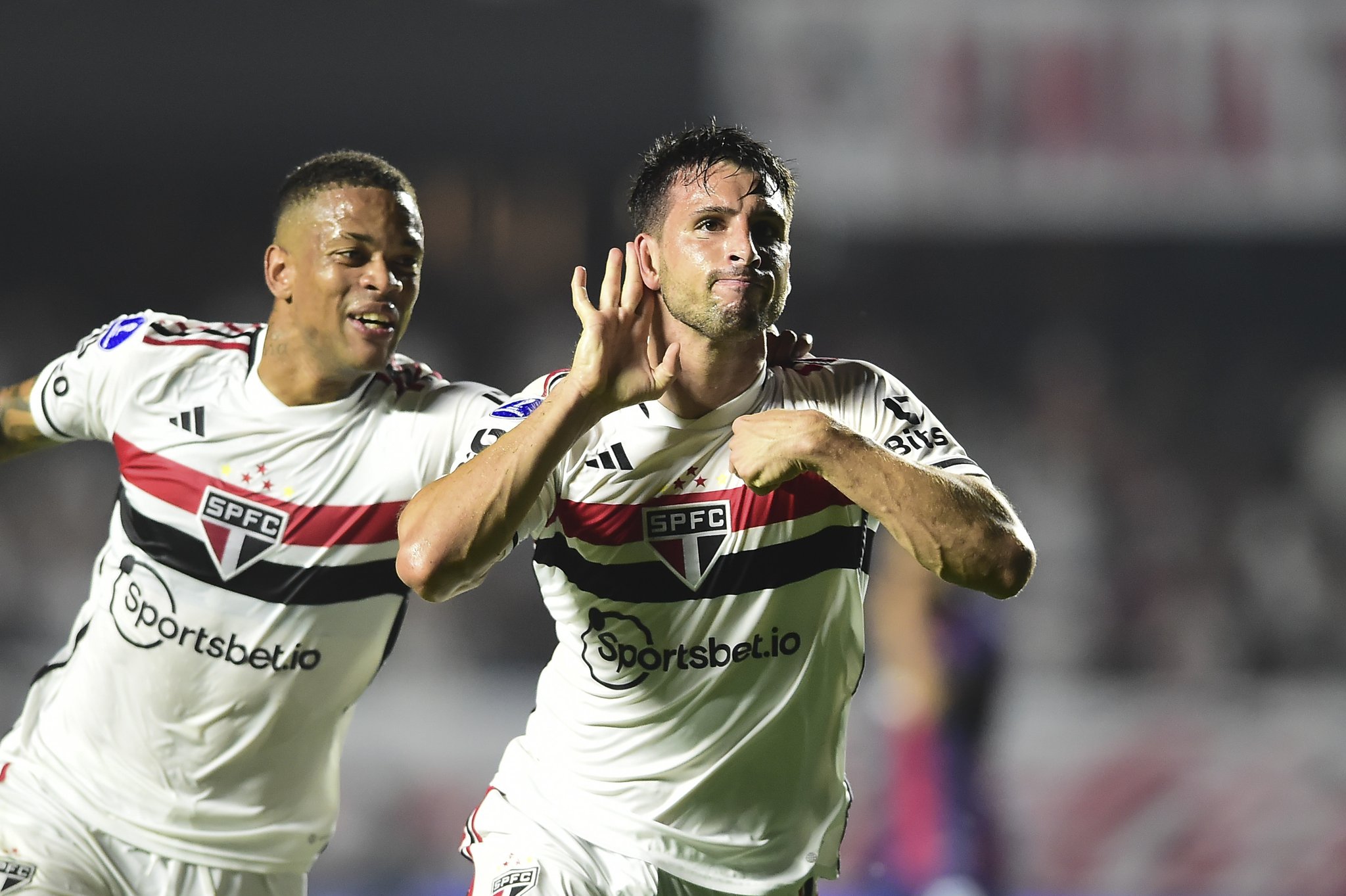 São Paulo vence o Cruzeiro com gol de Luciano e se afasta ainda