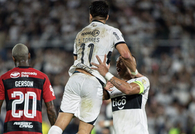 Flamengo leva três do Olimpia no Paraguai e está fora da Libertadores