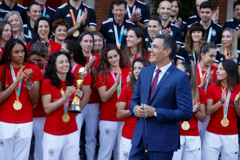 Primeiro-ministro da Espanha recebe campeãs e critica Rubiales por beijo
